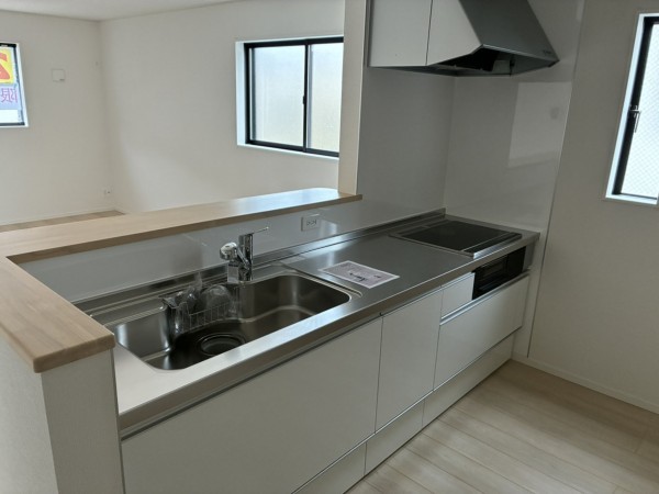 富山市東田地方町、新築一戸建てのキッチン画像です