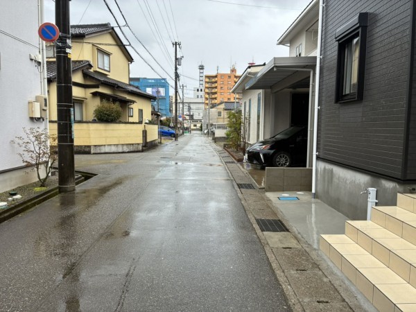 富山市東田地方町、新築一戸建ての前面道路を含む現地写真画像です