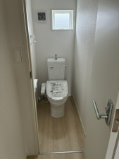高岡市瑞穂町、新築一戸建てのトイレ画像です