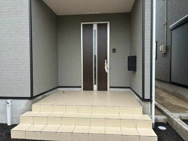 高岡市瑞穂町、新築一戸建ての玄関画像です