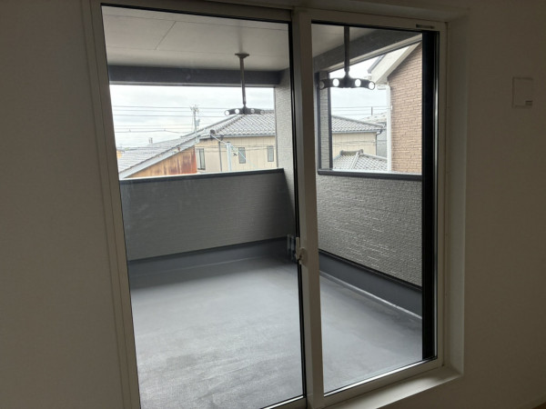 高岡市瑞穂町、新築一戸建てのバルコニー画像です