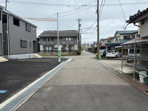 高岡市瑞穂町、新築一戸建ての前面道路を含む現地写真画像です