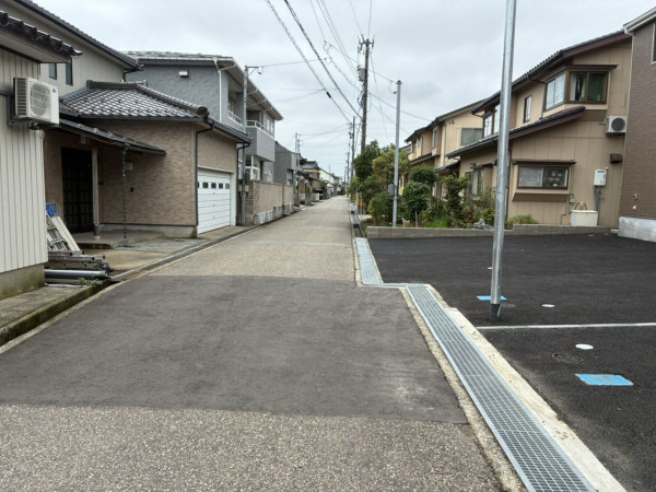 高岡市瑞穂町、新築一戸建ての前面道路を含む現地写真画像です