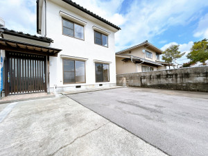 富山市堀川町、中古一戸建ての駐車場画像です