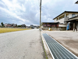 富山市堀川町、中古一戸建ての前面道路を含む現地写真画像です