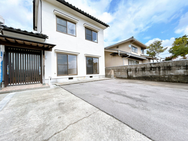 富山市堀川町、中古一戸建ての駐車場画像です