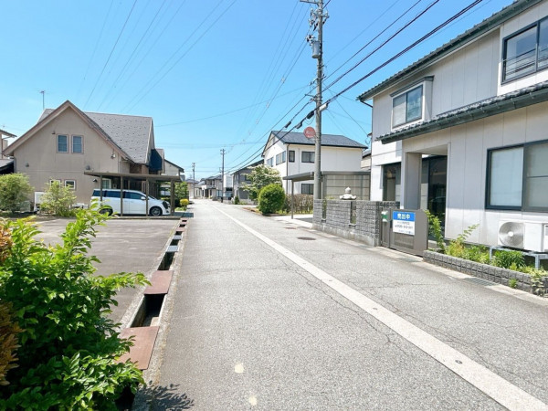 富山市米田町、中古一戸建ての前面道路を含む現地写真画像です