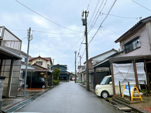 富山市向新庄町、中古一戸建ての前面道路を含む現地写真画像です