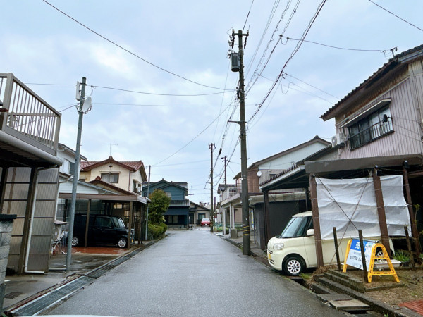 富山市向新庄町、中古一戸建ての前面道路を含む現地写真画像です