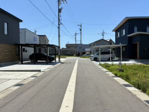 富山市米田町、土地の前面道路を含む現地写真画像です