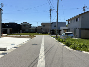 富山市米田町、土地の前面道路を含む現地写真画像です