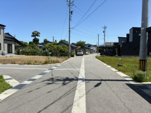 富山市米田町、土地の前面道路を含む現地写真画像です