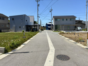 富山市米田町、土地の前面道路を含む現地写真画像です
