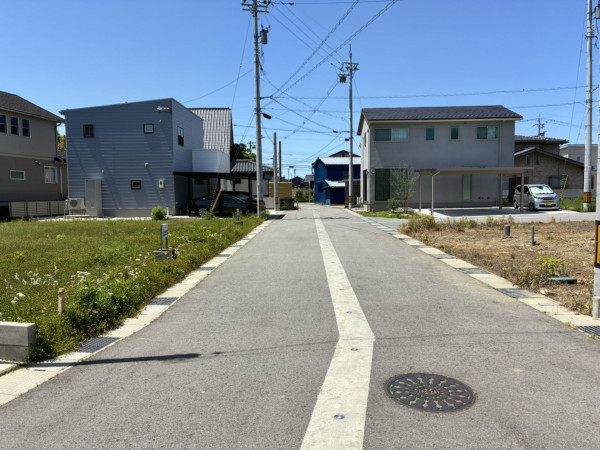 富山市米田町、土地の前面道路を含む現地写真画像です