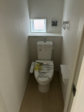 高岡市下牧野、新築一戸建てのトイレ画像です