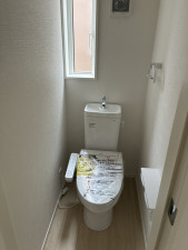高岡市下牧野、新築一戸建てのトイレ画像です