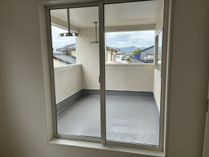 高岡市下牧野、新築一戸建てのバルコニー画像です