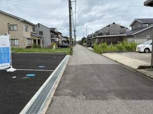 高岡市下牧野、新築一戸建ての前面道路を含む現地写真画像です