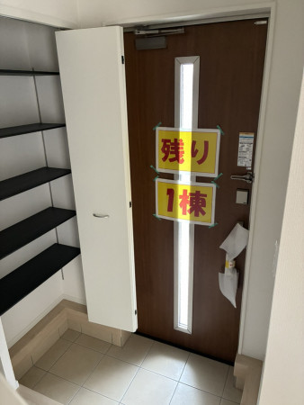 高岡市下牧野、新築一戸建ての玄関画像です
