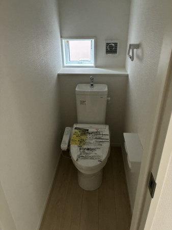 高岡市下牧野、新築一戸建てのトイレ画像です