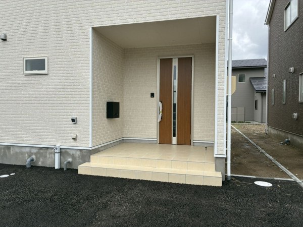 高岡市下牧野、新築一戸建ての玄関画像です