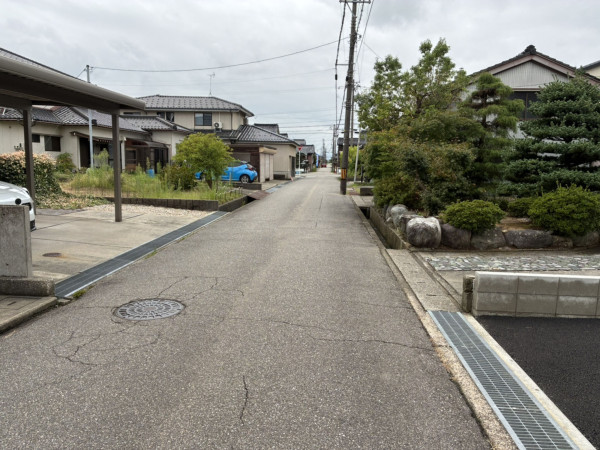 高岡市下牧野、新築一戸建ての前面道路を含む現地写真画像です
