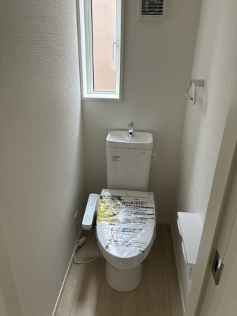 高岡市下牧野、新築一戸建てのトイレ画像です