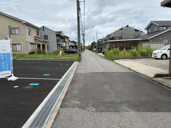 高岡市下牧野、新築一戸建ての前面道路を含む現地写真画像です