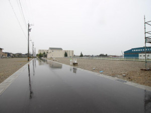 滑川市北野、土地の前面道路を含む現地写真画像です