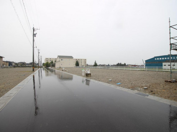 滑川市北野、土地の前面道路を含む現地写真画像です