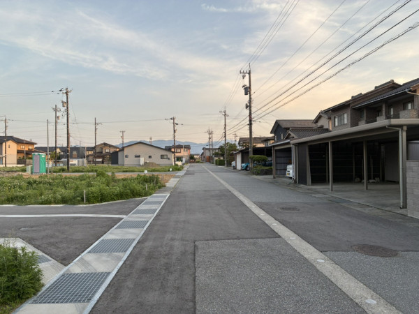 富山市下大久保、土地の前面道路を含む現地写真画像です