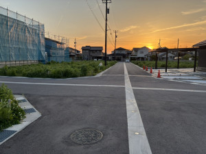 富山市下大久保、土地の前面道路を含む現地写真画像です