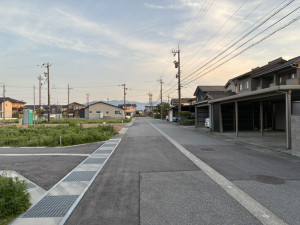 富山市下大久保、土地の前面道路を含む現地写真画像です