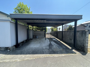 富山市金山新、中古一戸建ての駐車場画像です