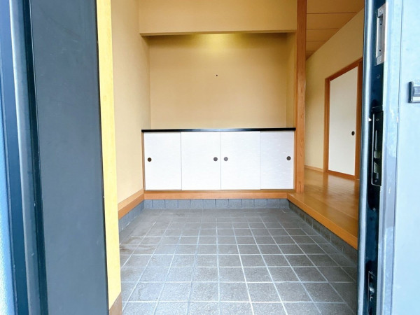 富山市金山新、中古一戸建ての玄関画像です