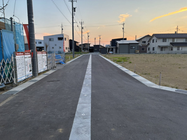 富山市上大久保、土地の前面道路を含む現地写真画像です