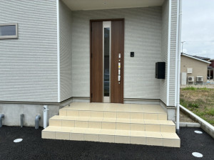 高岡市荻布新町、新築一戸建ての玄関画像です