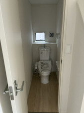 高岡市荻布新町、新築一戸建てのトイレ画像です