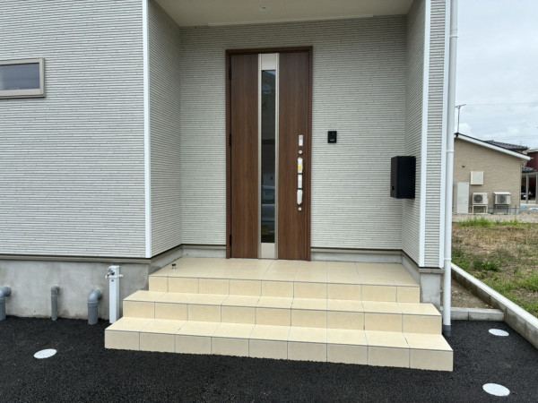 高岡市荻布新町、新築一戸建ての玄関画像です