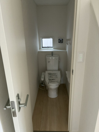 高岡市荻布新町、新築一戸建てのトイレ画像です