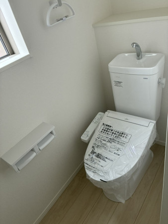 高岡市荻布新町、新築一戸建てのトイレ画像です
