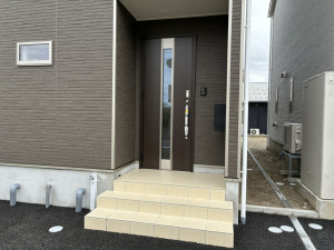 高岡市荻布新町、新築一戸建ての玄関画像です