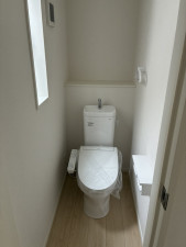 高岡市荻布新町、新築一戸建てのトイレ画像です