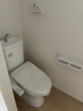 高岡市荻布新町、新築一戸建てのトイレ画像です
