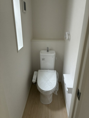高岡市荻布新町、新築一戸建てのトイレ画像です