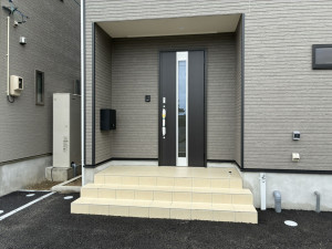 高岡市荻布新町、新築一戸建ての玄関画像です