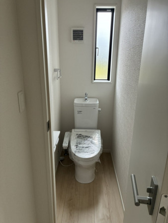 高岡市荻布新町、新築一戸建てのトイレ画像です