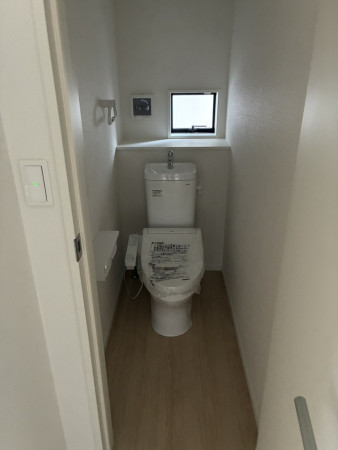 高岡市荻布新町、新築一戸建てのトイレ画像です
