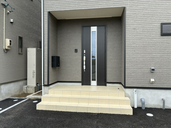 高岡市荻布新町、新築一戸建ての玄関画像です