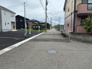 高岡市荻布新町、新築一戸建ての前面道路を含む現地写真画像です